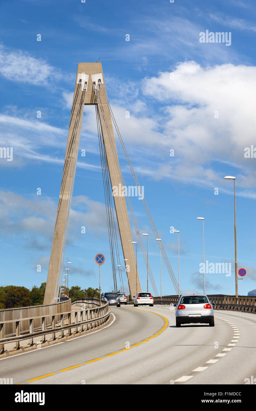 Le trafic sur le pont à haubans à Stavanger, Norvège. Banque D'Images