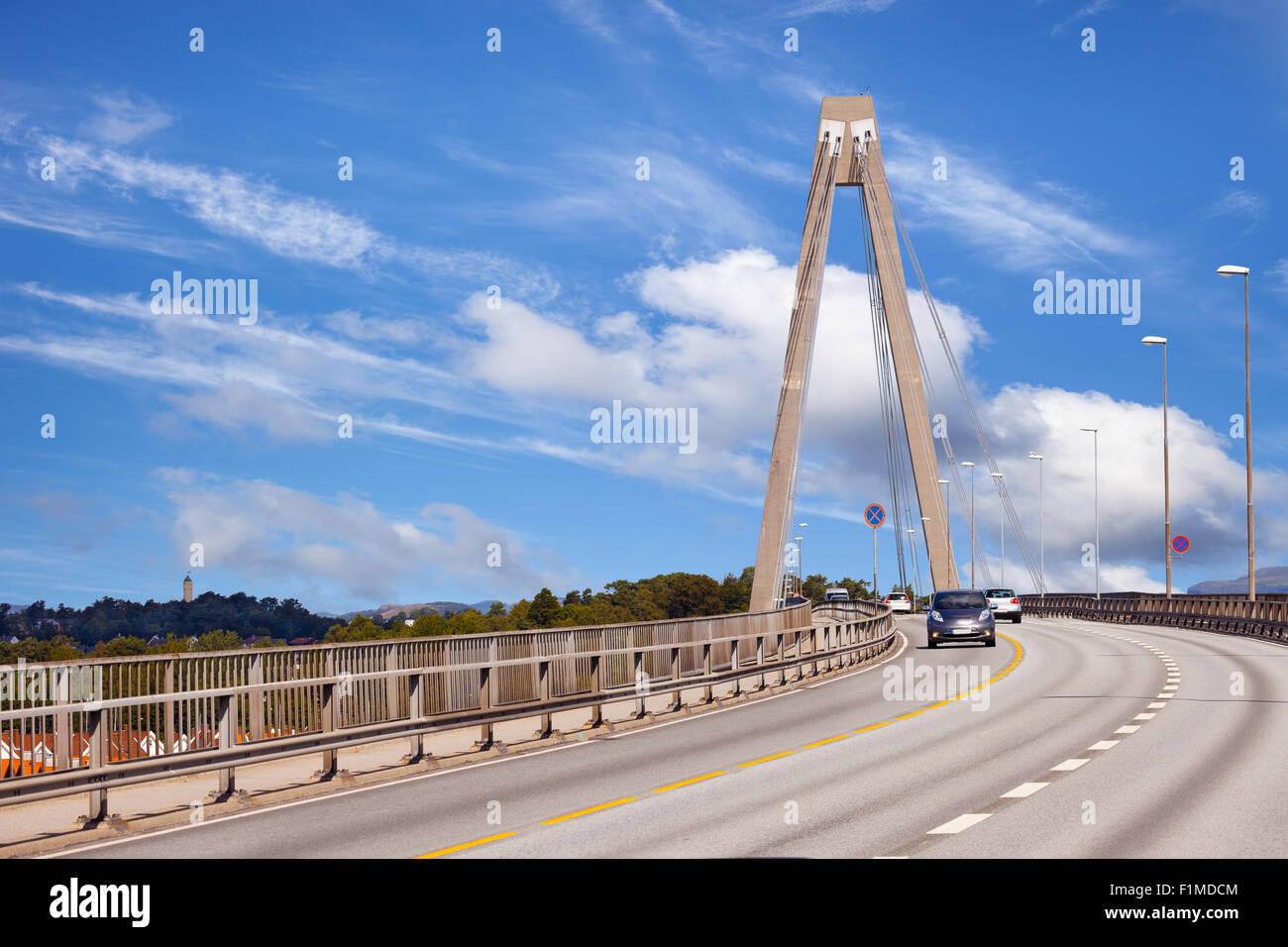Le trafic sur le pont à haubans à Stavanger, Norvège. Banque D'Images