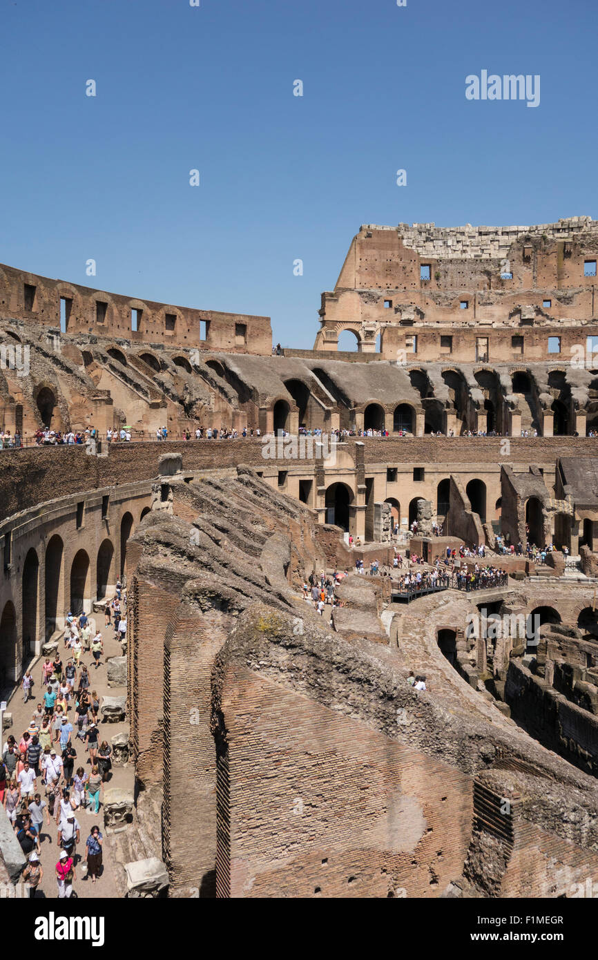 Rome. L'Italie. L'intérieur du Colisée romain. Banque D'Images