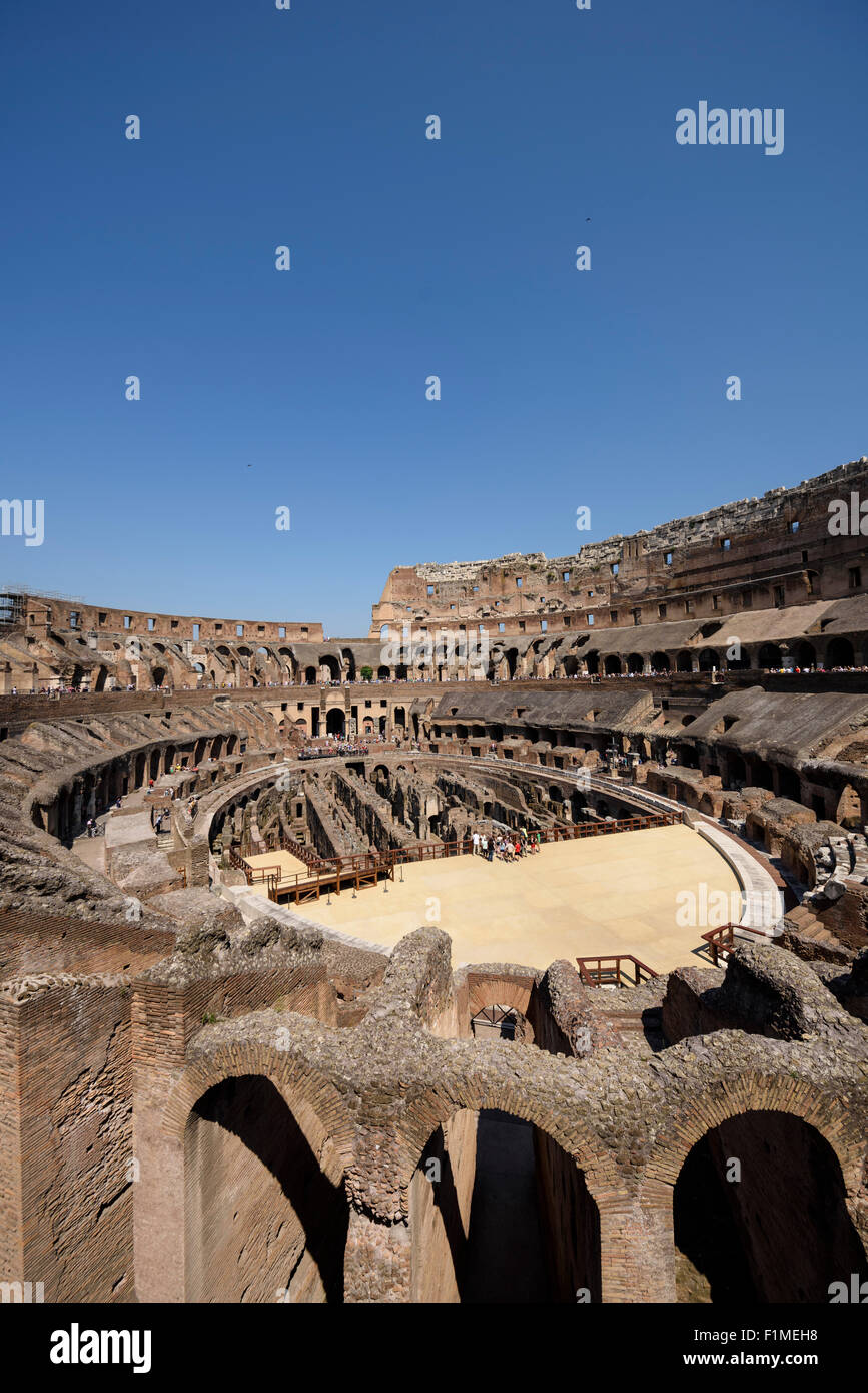 Rome. L'Italie. L'intérieur du Colisée romain. Banque D'Images