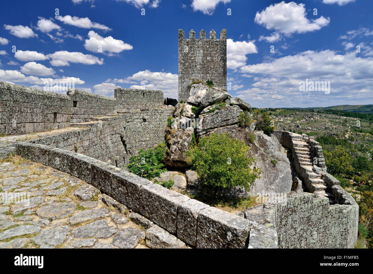 Le Portugal, la Serra da Estrela : murs du château et de la tour dans le village historique Sortelha Banque D'Images