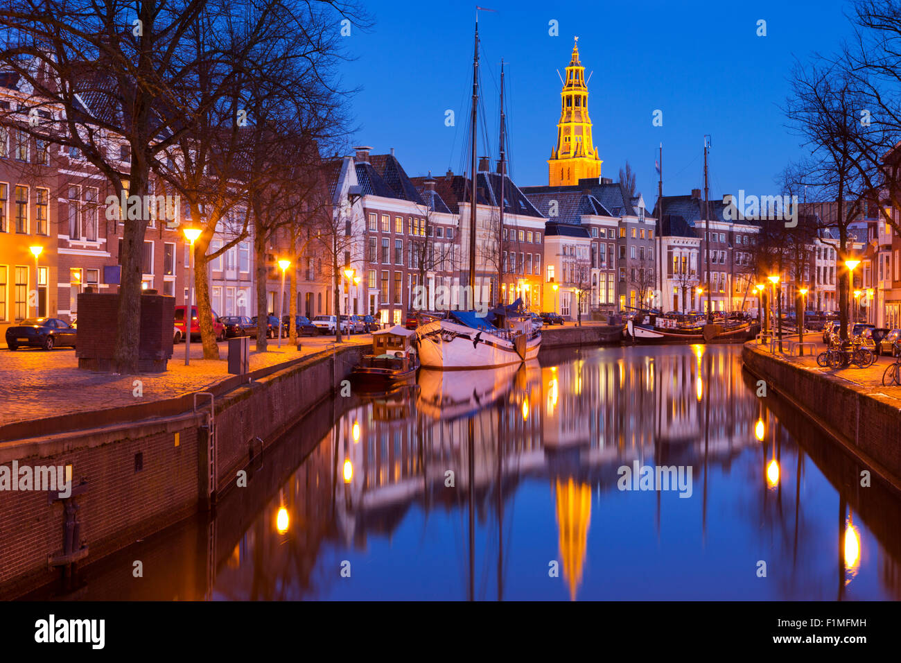 La ville de Groningue, dans le nord des Pays-Bas, photographiés de nuit. Banque D'Images