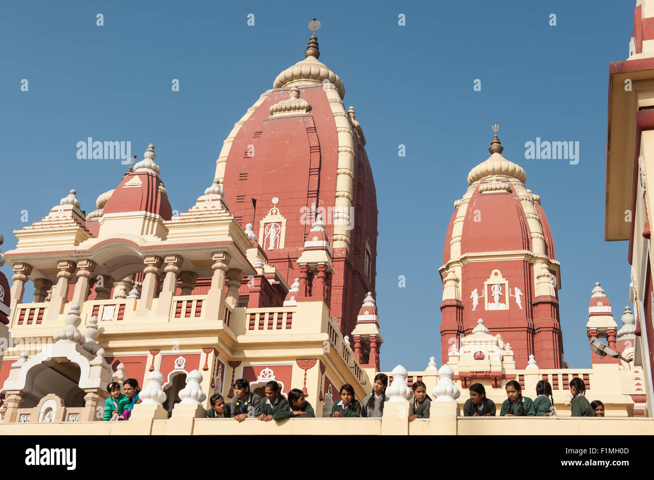 Delhi, Inde. Temple Birla Mandir à Laxmi et Narayan. Les enfants de l'école. Banque D'Images