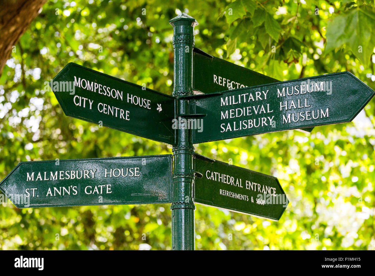 Panneau touristique avec les directions à la cathédrale de Salisbury Angleterre UK Banque D'Images