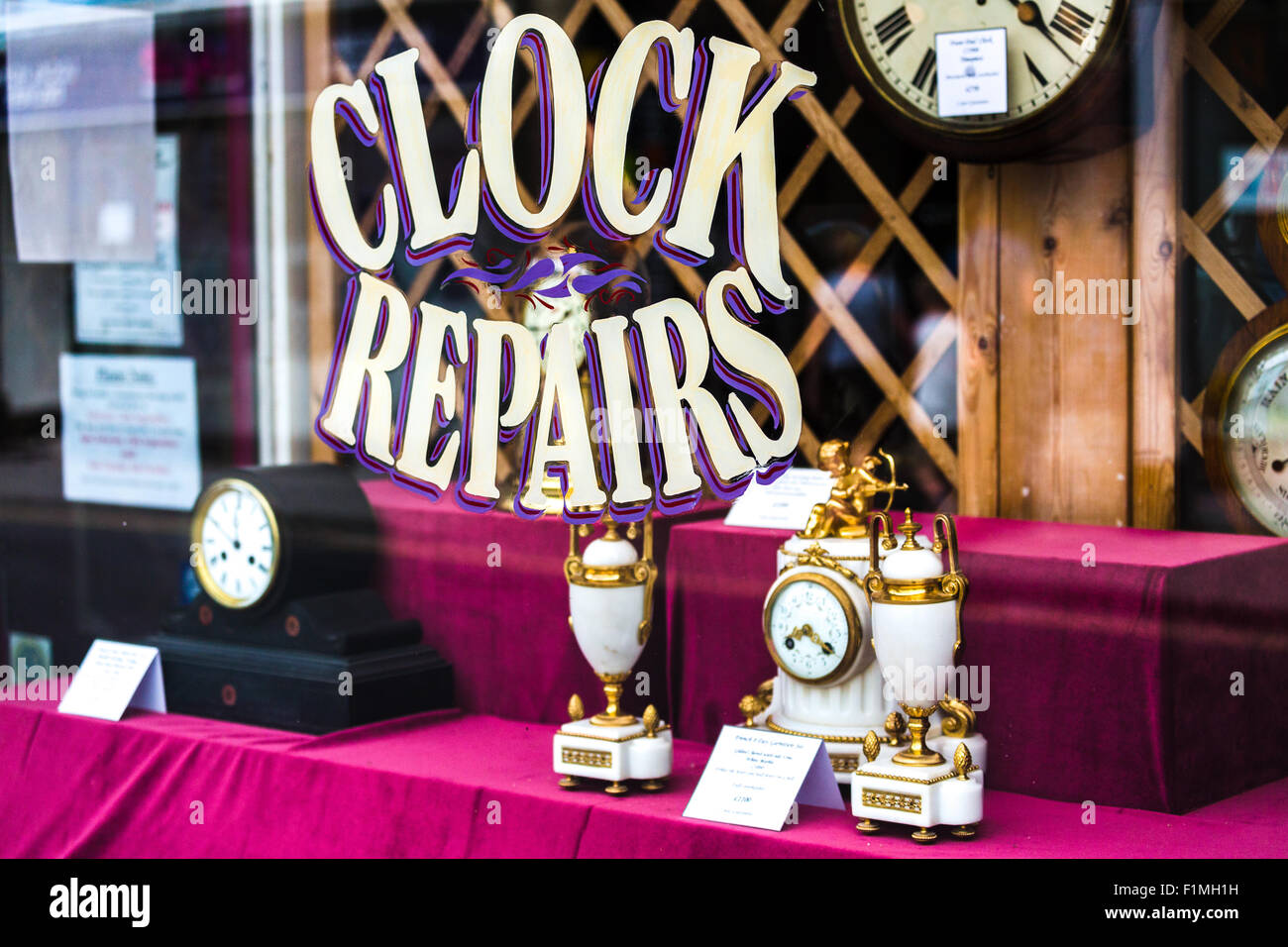 Service de réparation de poinches et d'horloges.Vitrine Shoppface Salisbury Angleterre Royaume-Uni Banque D'Images