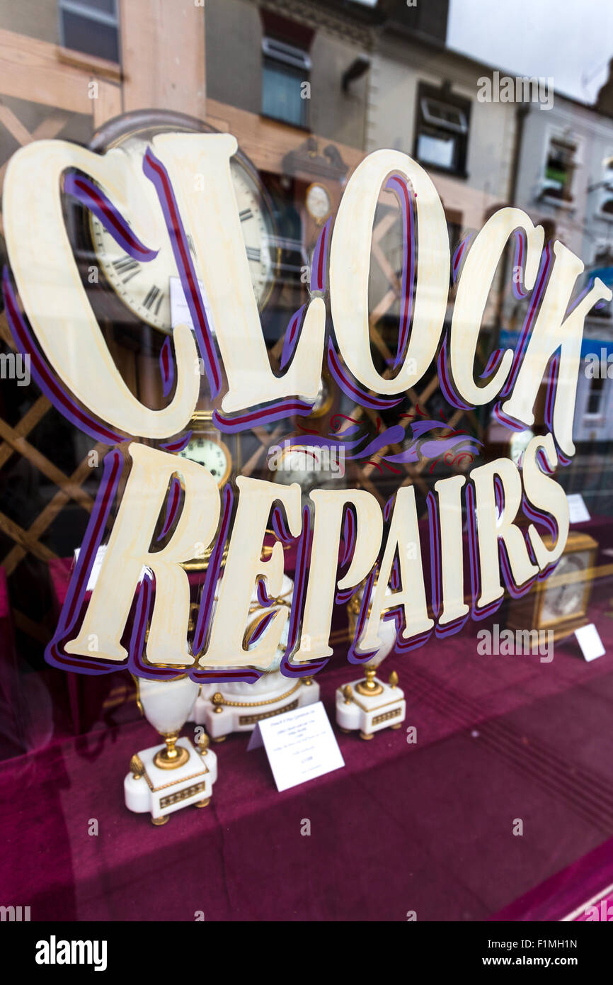Service de réparation de poinches et d'horloges.Vitrine Shoppface Salisbury Angleterre Royaume-Uni Banque D'Images