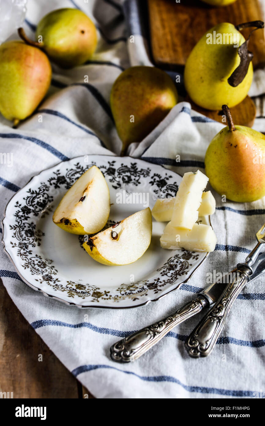 Poires mûres 'coscia' et l'italien en tranches de fromage sur la table en bois. Banque D'Images