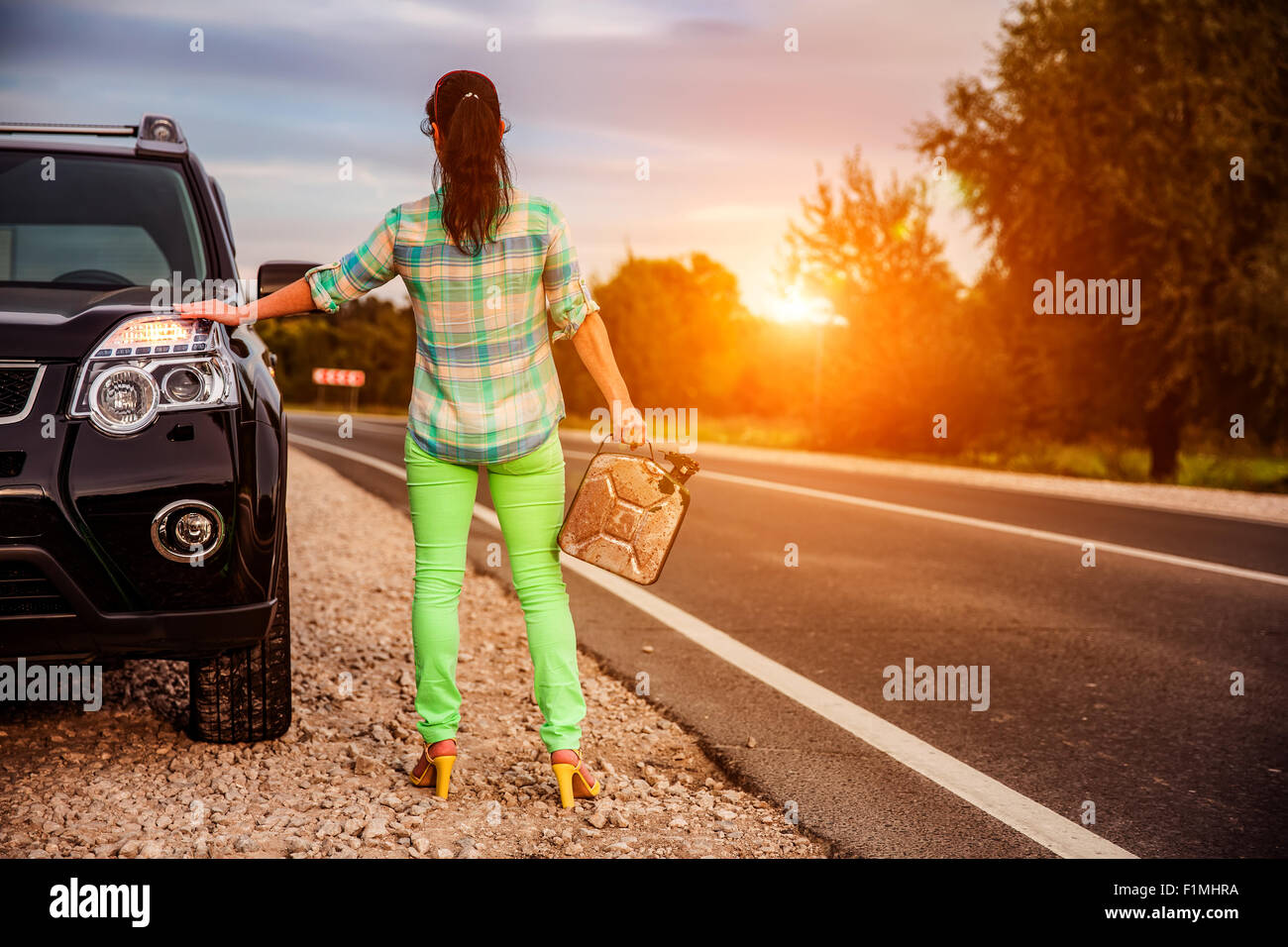 Une Femme Sur La Route Film Femme panne voiture Banque de photographies et d’images à haute