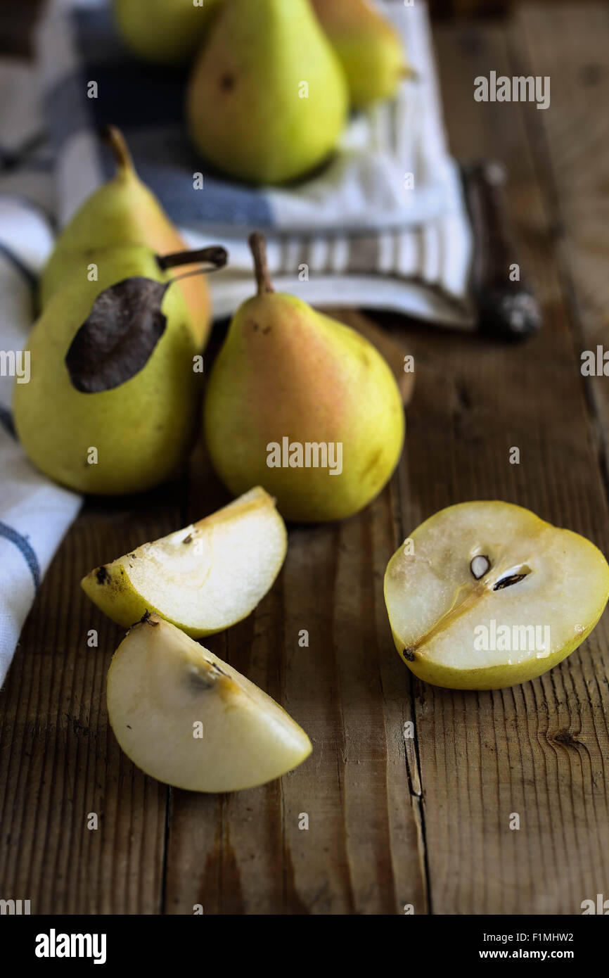 Tranches de poires sur une table en bois. Banque D'Images