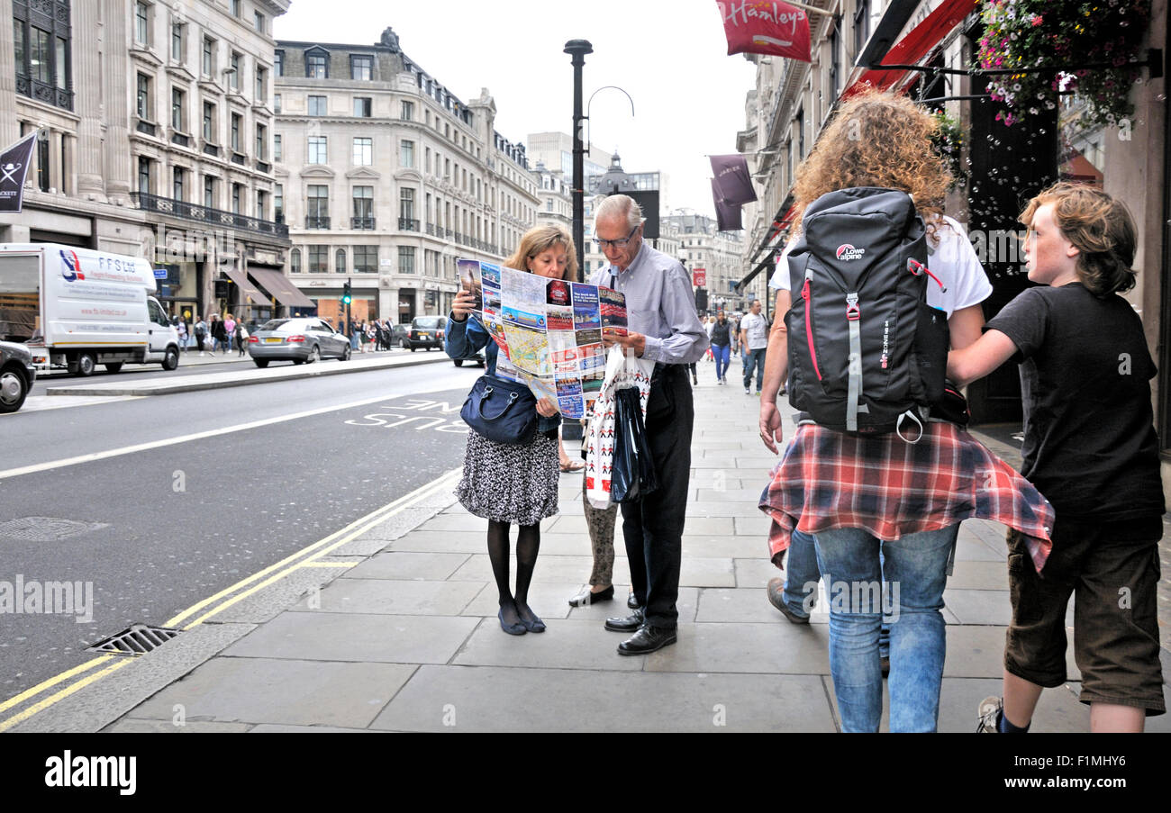 Londres, Royaume-Uni. Couple regardant une carte dans Oxford Street Banque D'Images