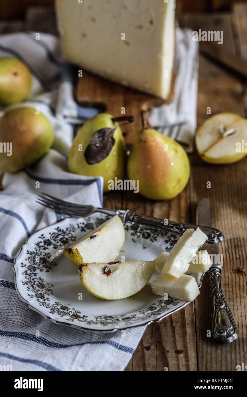 Tranches de poires et fromage asiago 'Italien'. Banque D'Images
