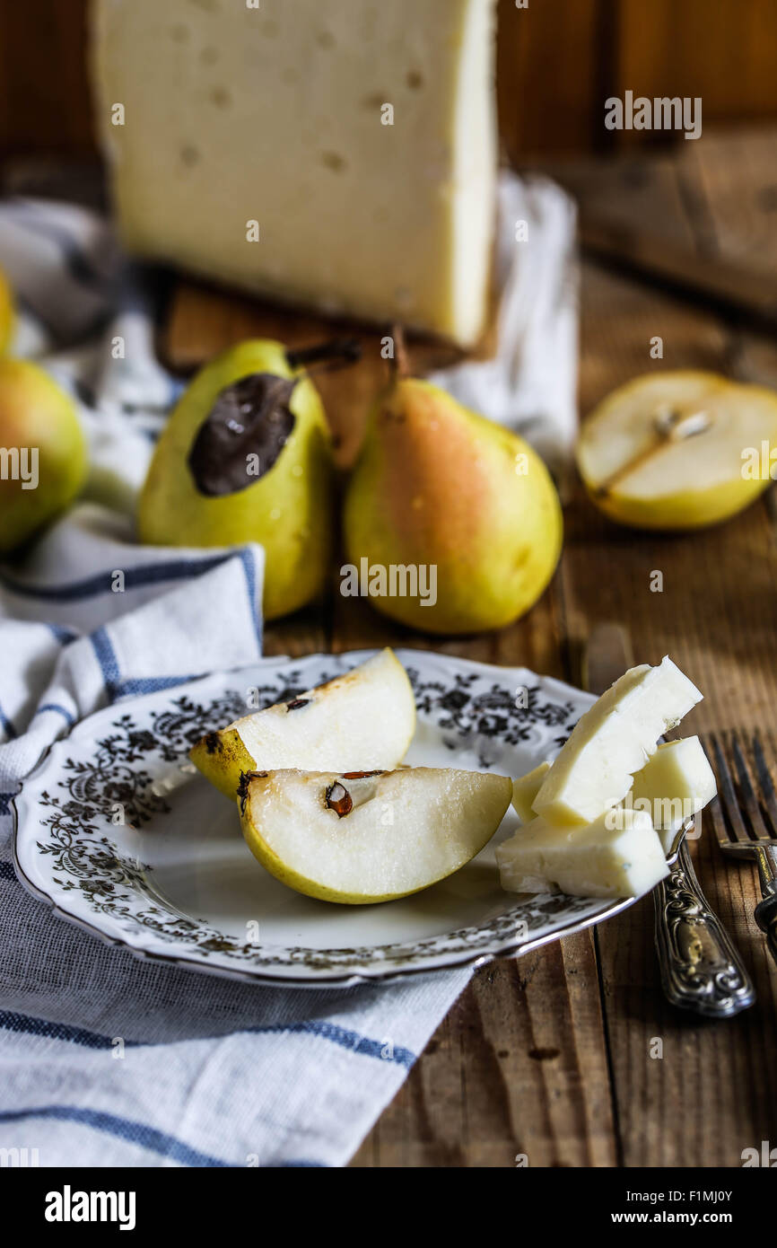 Tranches de poires et fromage asiago 'Italien'. Banque D'Images