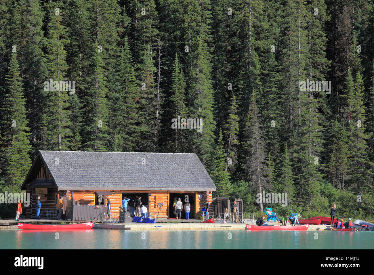 Le Canada, l'Alberta, parc national de Banff, Lake Louise, le hangar à bateaux, les gens, Banque D'Images