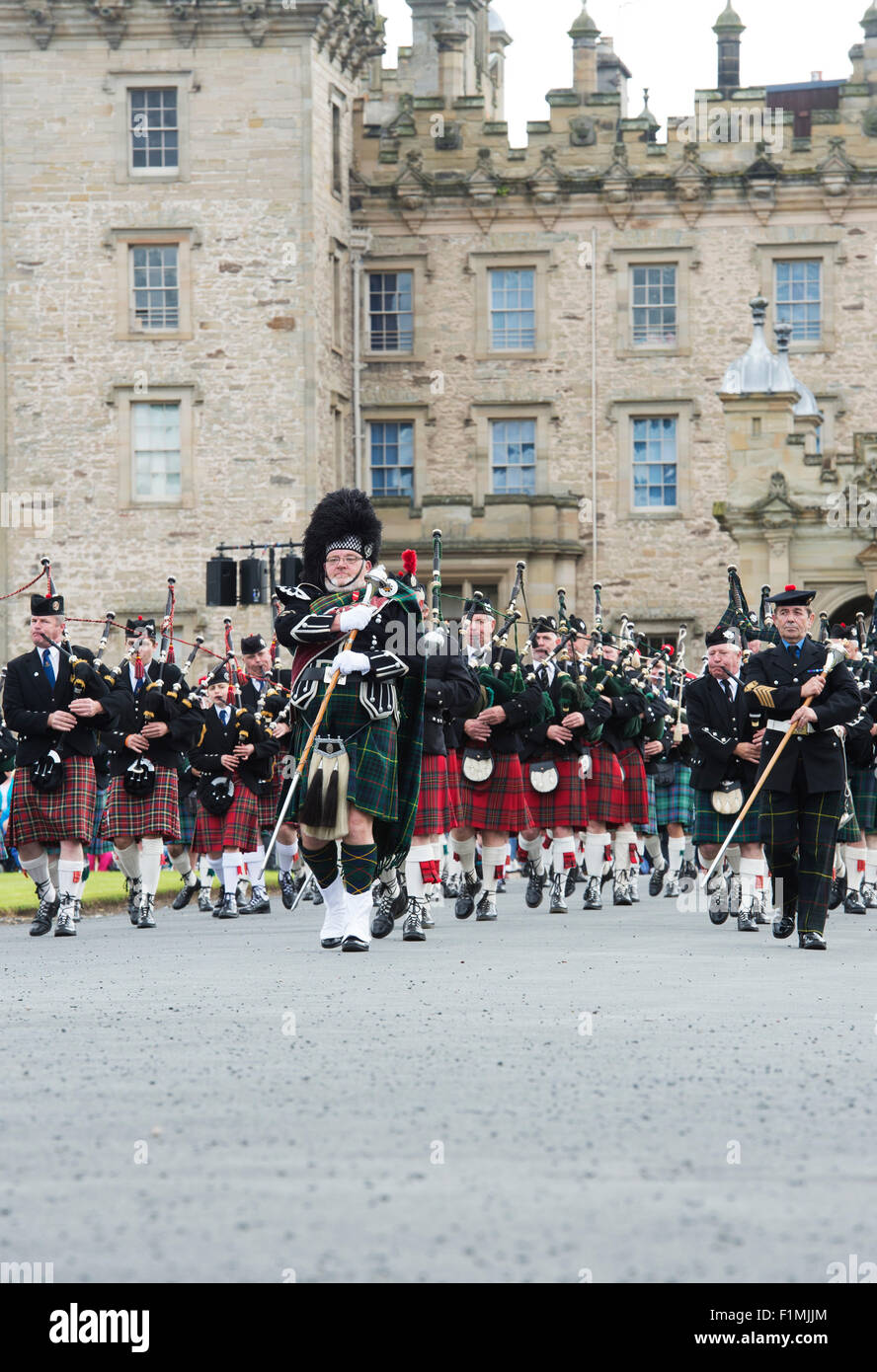 Tuyau massés des bandes à étages du château. Kelso, Ecosse Banque D'Images