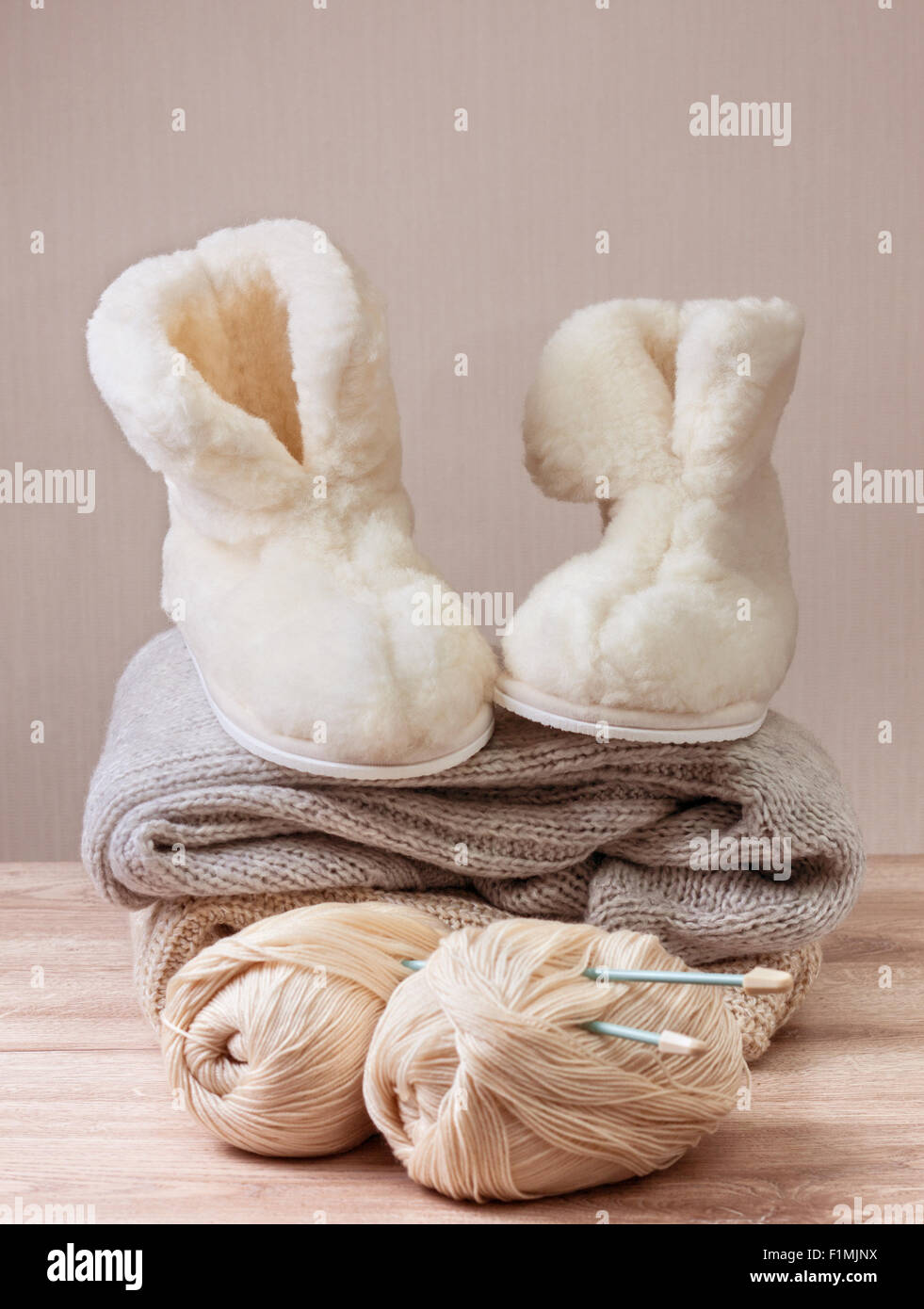 Paire de Chaussons en peau de mouton d'hiver chaud (alpaga), fil de laine ,  tas de vêtements en laine chaude (Selective focus Photo Stock - Alamy