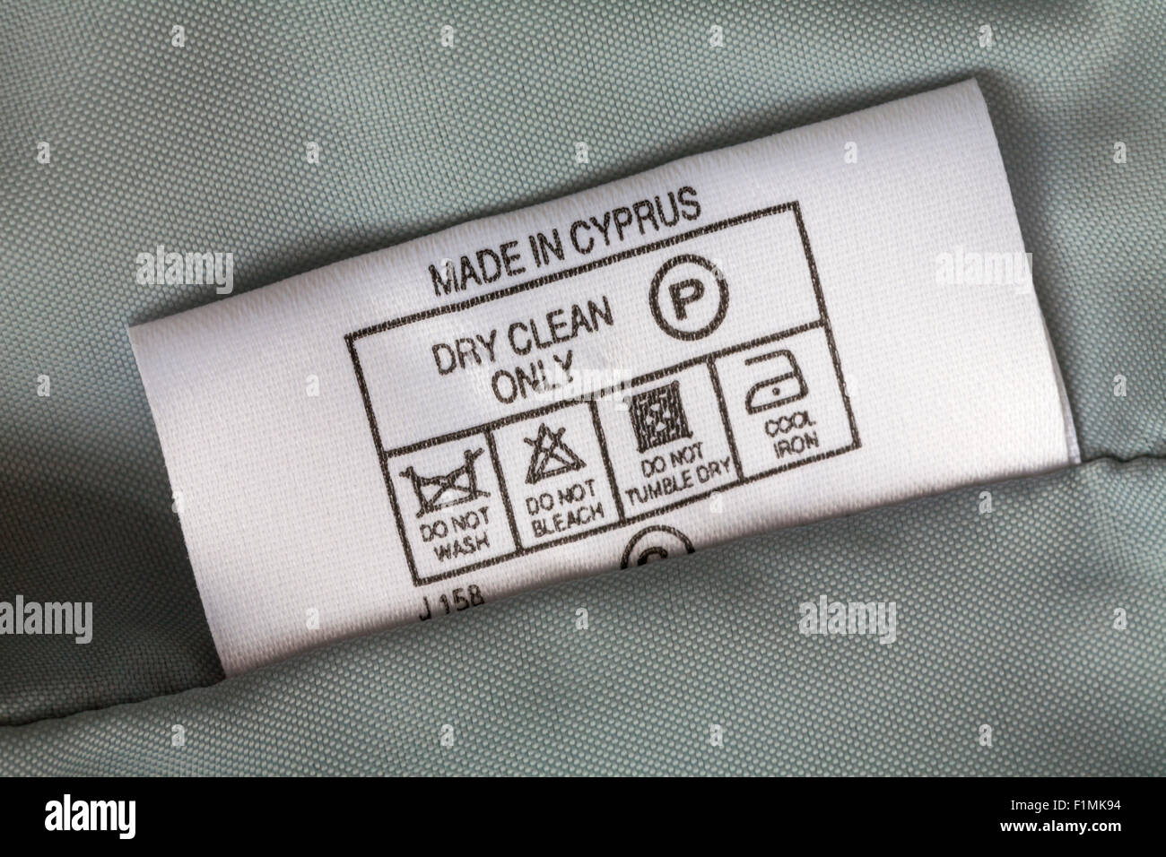 Étiquette dans le vêtement - fabriqué à Chypre nettoyage à sec seulement - vendu au Royaume-Uni, Grande-Bretagne - symboles et instructions de lavage d'entretien Banque D'Images