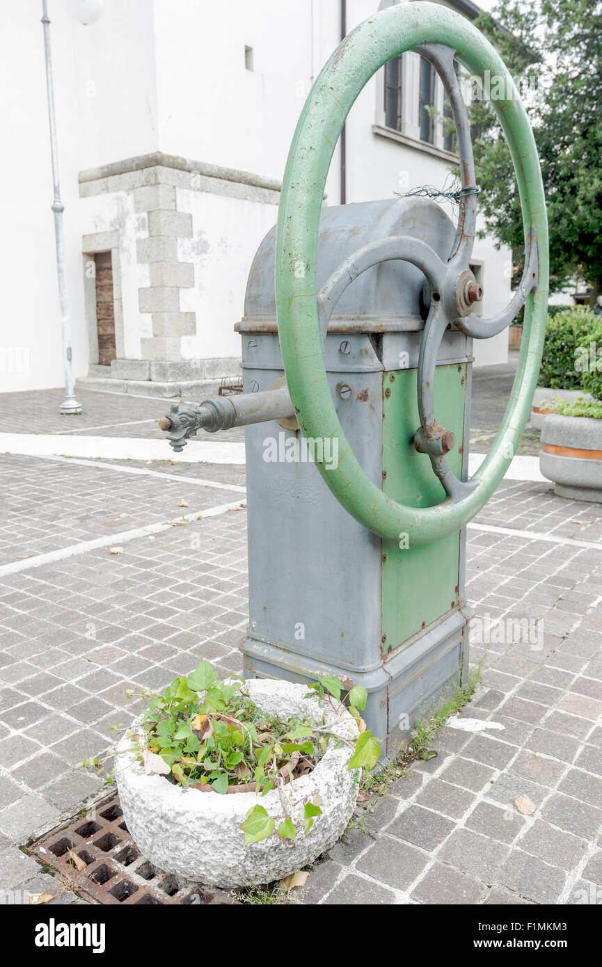 Ancienne pompe à eau, avec l'opération de roue à Banque D'Images