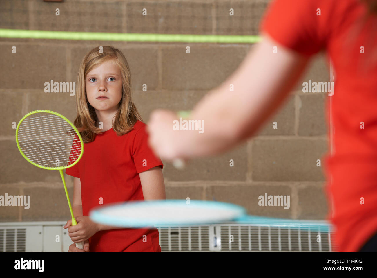 Deux fille jouer au badminton à l'École de sport Banque D'Images