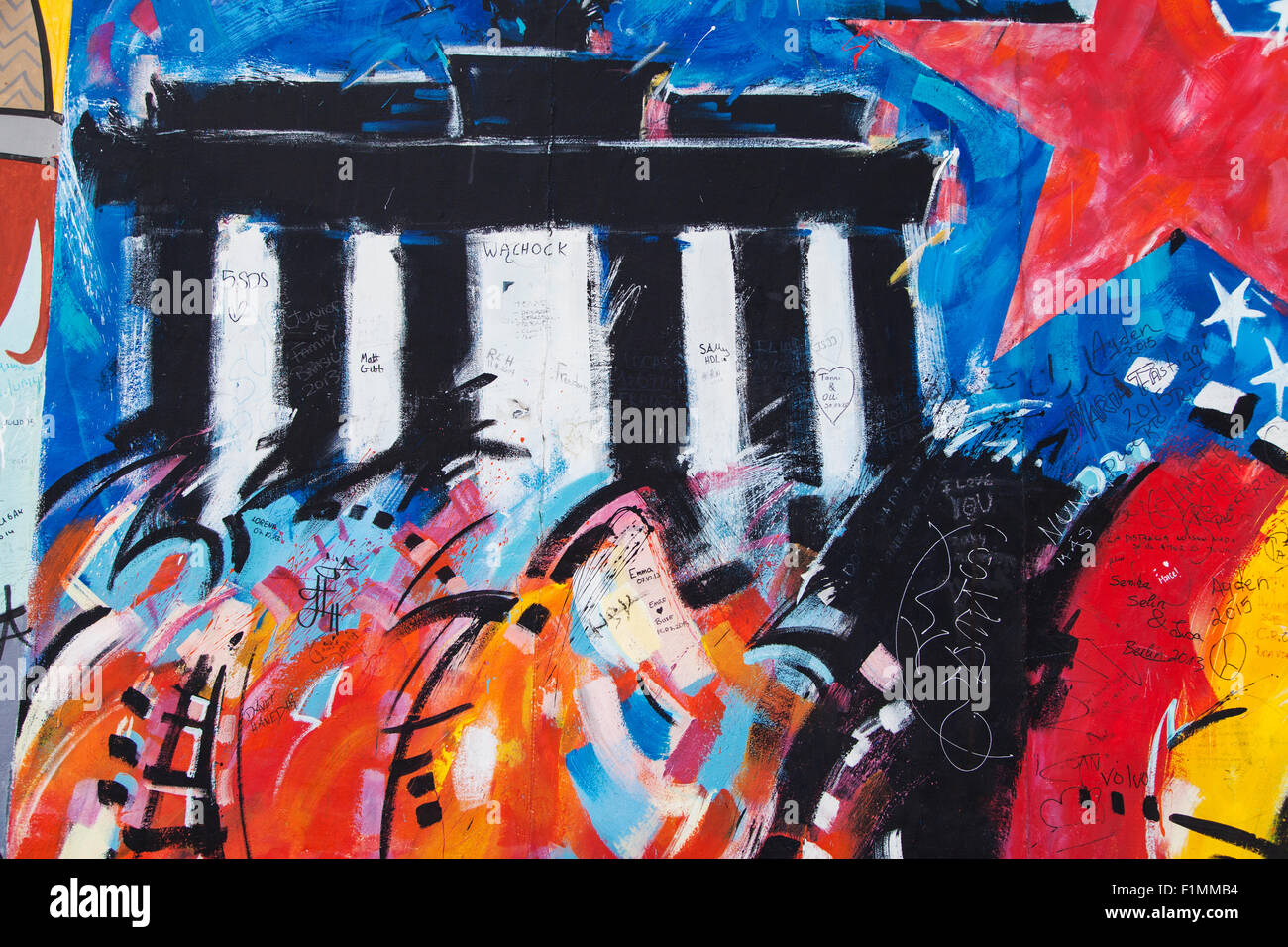 Brandengurg gate dans la murale 'US Flagge" par Peter Lorenz sur l'East Side Gallery, le 8 août 2015 à Berlin, Allemagne. Banque D'Images