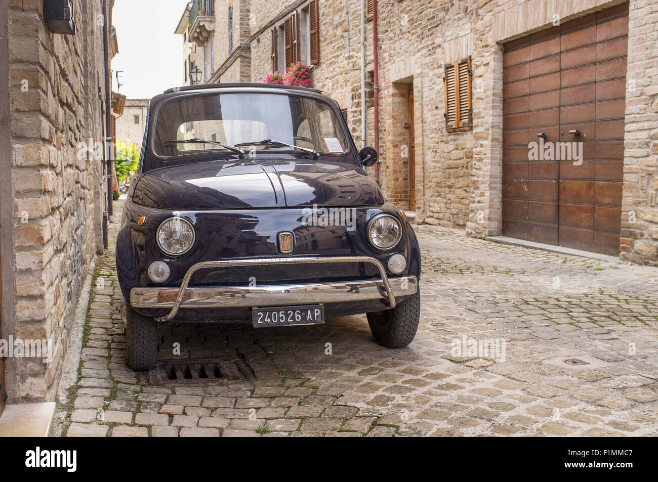 Style original Fiat 500 en italien Village Street Banque D'Images