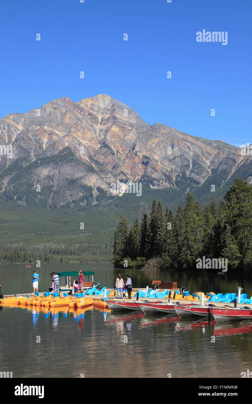 Le Canada, l'Alberta, Parc National de Jasper, le lac Pyramid, Pyramid Mountain, les bateaux, les gens, Banque D'Images