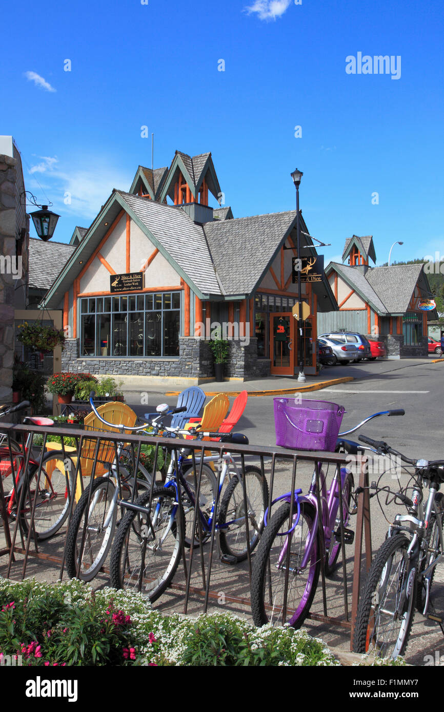 Le Canada, l'Alberta, la ville de Jasper, scène de rue, architecture, bicyclettes, Banque D'Images