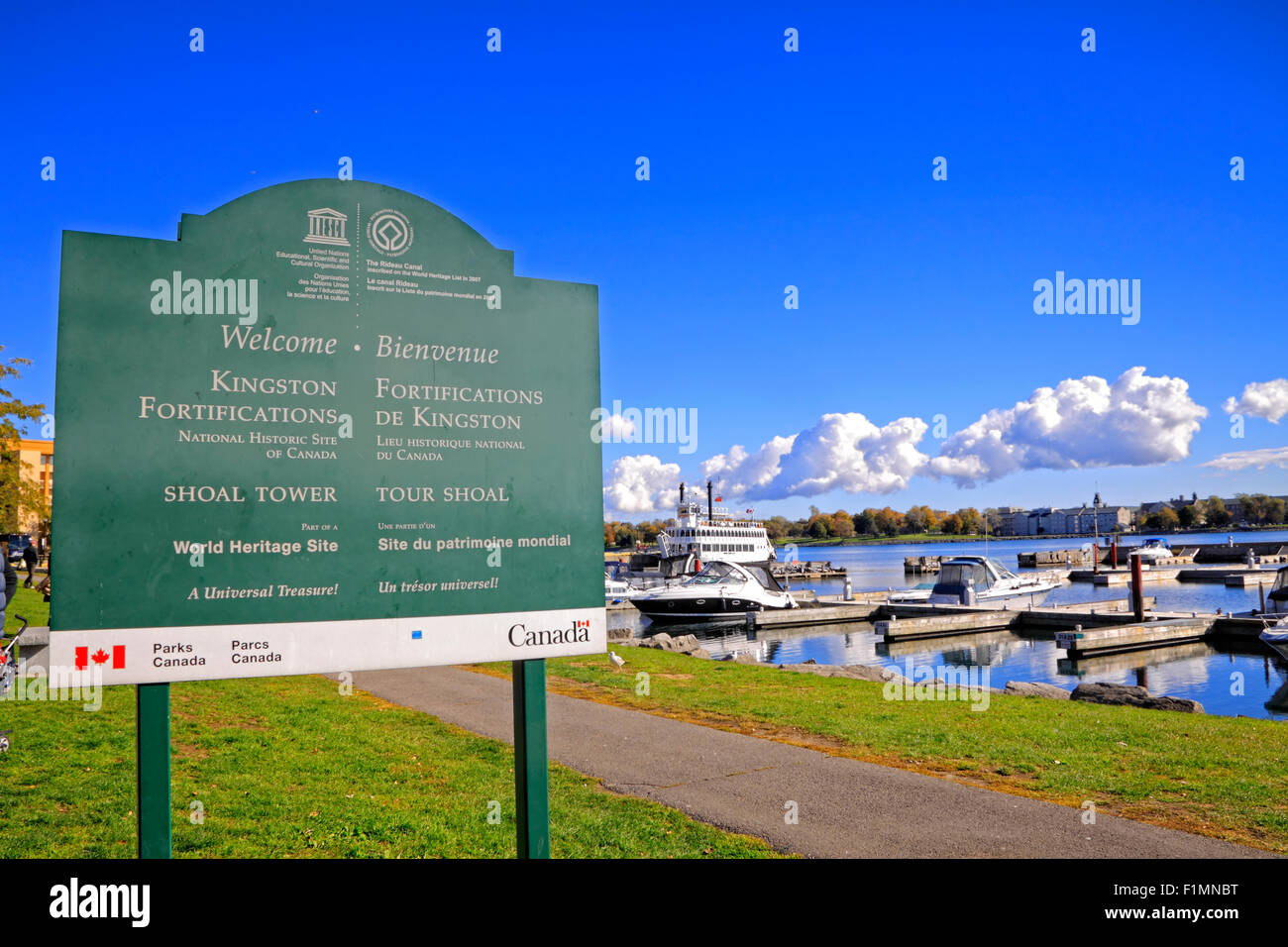 Panneau de bienvenue de fortifications de Kingston La tour Shoal de Parcs Canada, avec des navires de croisière en bateau et d'autres bateaux dans le port Banque D'Images