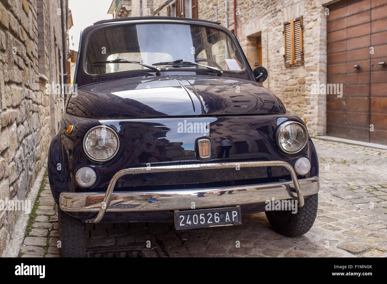 Style original Fiat 500 en italien Village Street Banque D'Images