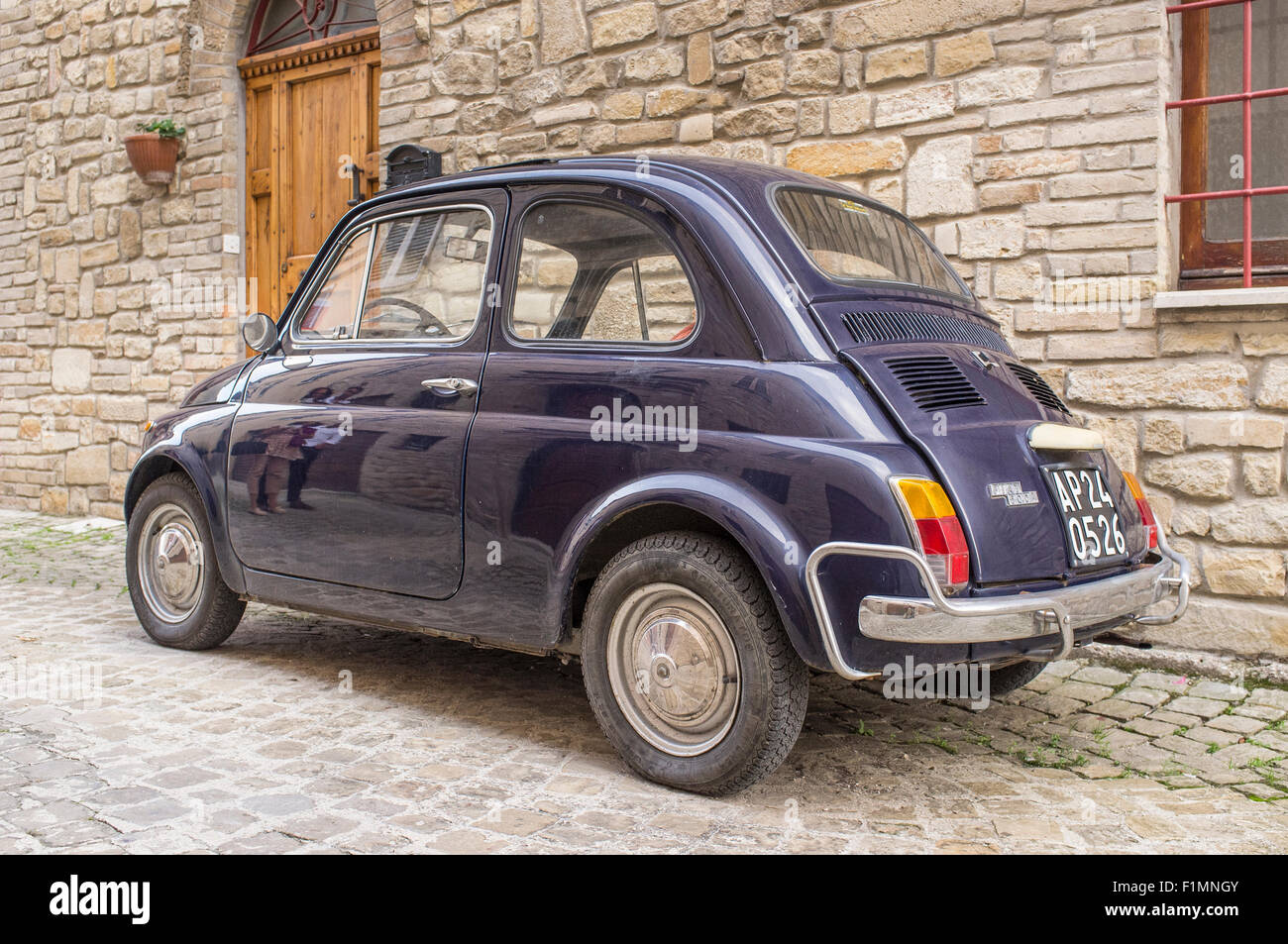 Style original Fiat 500 en italien Village Street Banque D'Images