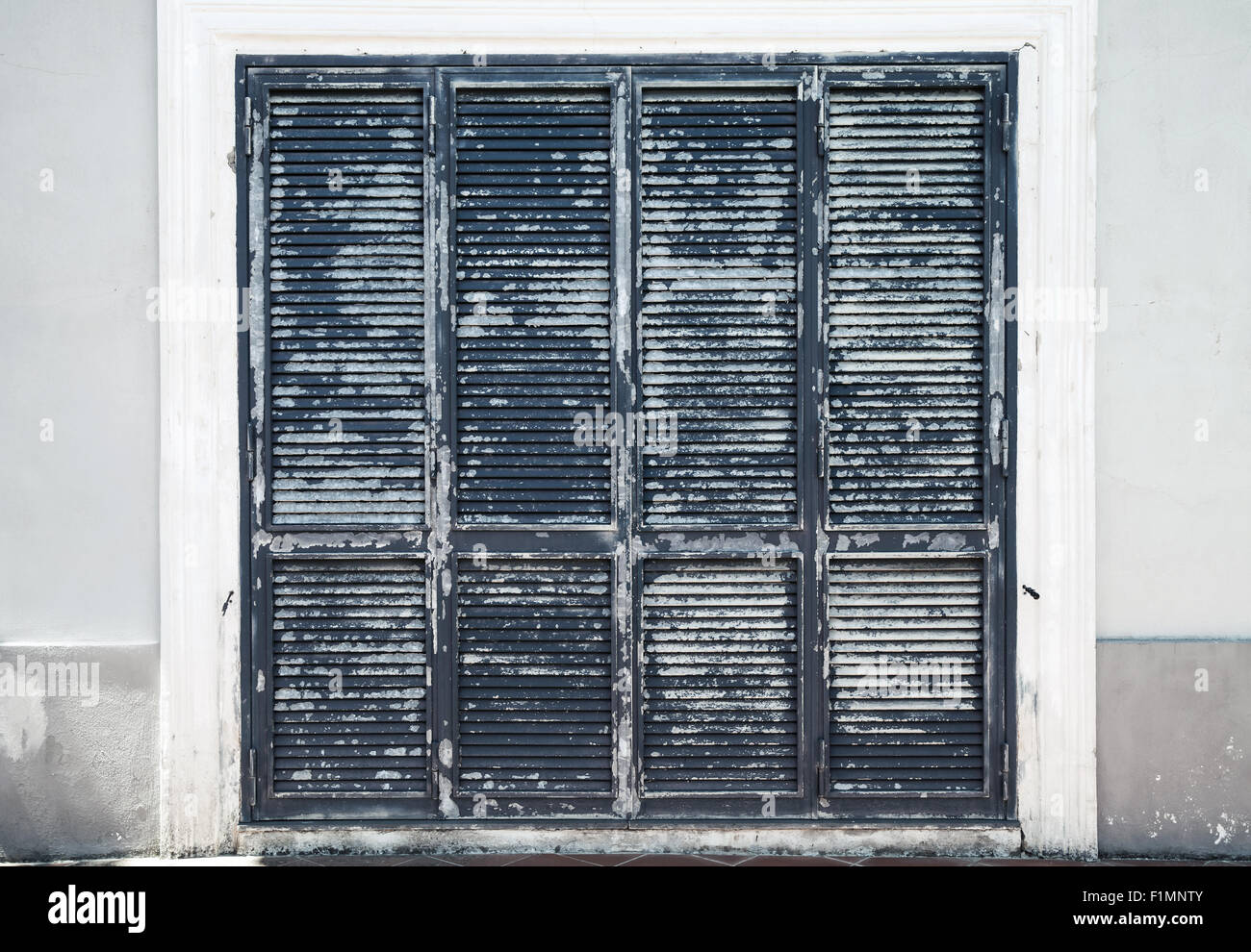 Vieille porte du métal en gris mur de la maison, travaux extérieurs de détails, la texture d'arrière-plan Banque D'Images