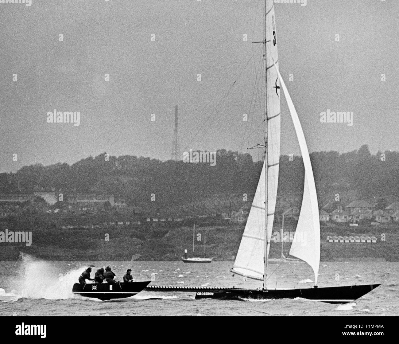 AJAXNETPHOTO 2e octobre, 1975.Weymouth, Angleterre-arbalète 1 records de vitesse--TIM COLEMAN pousse une arbalète À LA LIMITE LORS D'une course chronométrée sur PORTLAND HARBOUR DURANT LA SEMAINE DE VITESSE DE WEYMOUTH. PHOTO : JONATHAN EASTLAND/AJAX REF:ARBALÈTE 1 2  75 WEY Banque D'Images