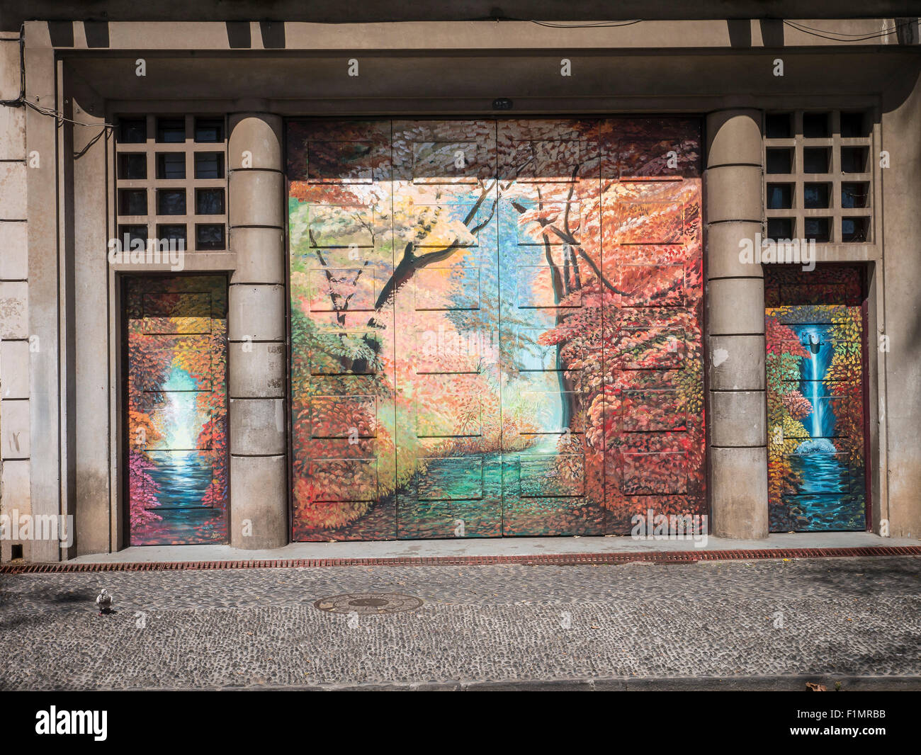 Les peintures des portes de la vieille ville de Funchal, Madère, Portugal. Art de portes ouvertes dans la Rua de Santa Maria de Funchal Banque D'Images