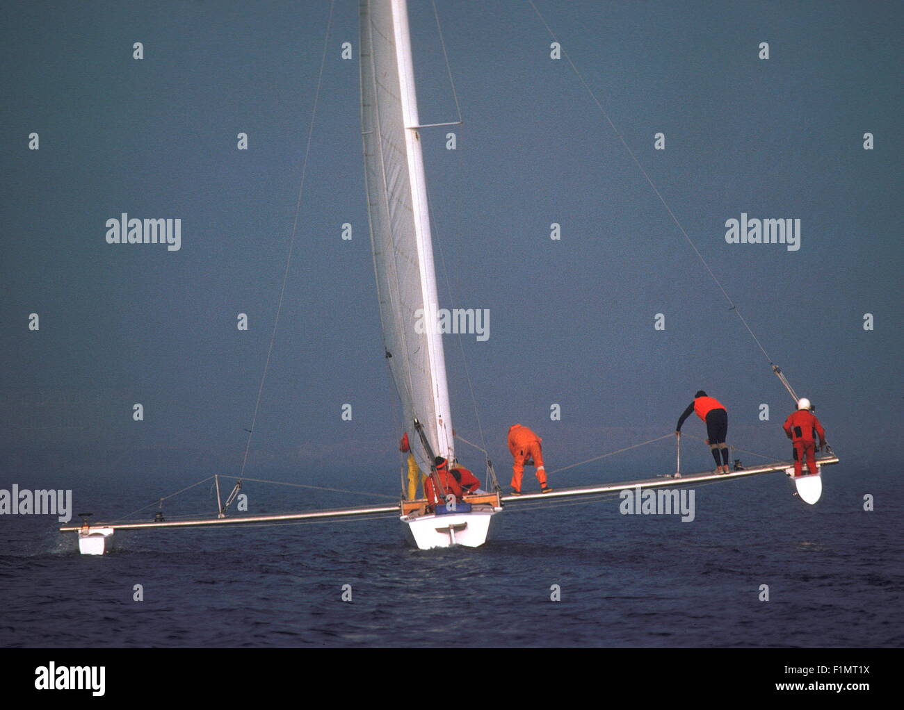 AJAX NEWS PHOTOS - 1978 - WEYMOUTH, ANGLETERRE -- LA SEMAINE DE LA VITESSE DE WEYMOUTH - ESSAIS DE VOILE --SLINGSHOT - TRIMARAN DE VITESSE LÉGER DES ETATS-UNIS. LE SKIPPER ET LE PROPRIÉTAIRE EST OLIVER CARL THOMAS DE TROY, MICHIGAN, ÉTATS-UNIS. PHOTO:JONATHAN EASTLAND/AJAX REF:31806 2 Banque D'Images