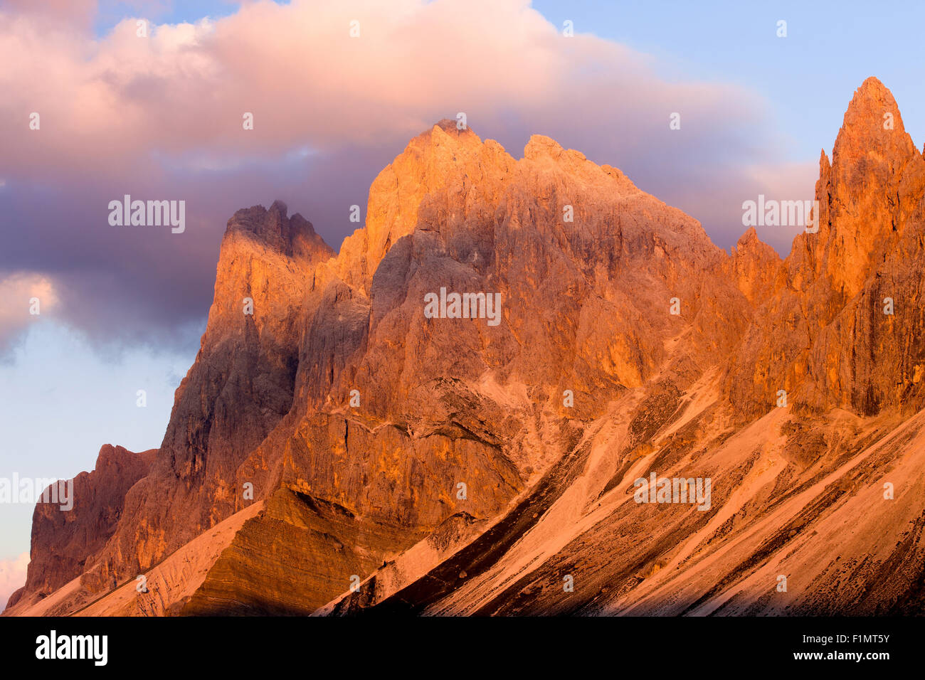 La lumière du soleil au coucher du soleil sur la Odle sommets de montagnes. La vallée de Funes. Le Gardena Dolomites. Trentin-haut-Adige. Alpes italiennes. L'Europe. Banque D'Images