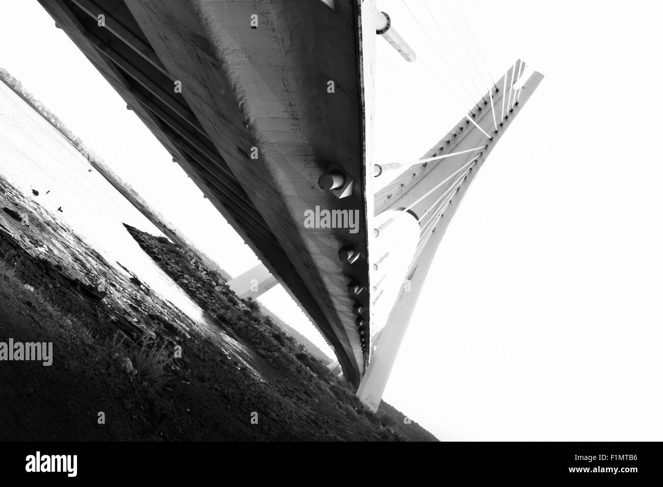 Photo en noir et blanc du pont sur la rivière en différents points de l'amélioration de lignes. Banque D'Images