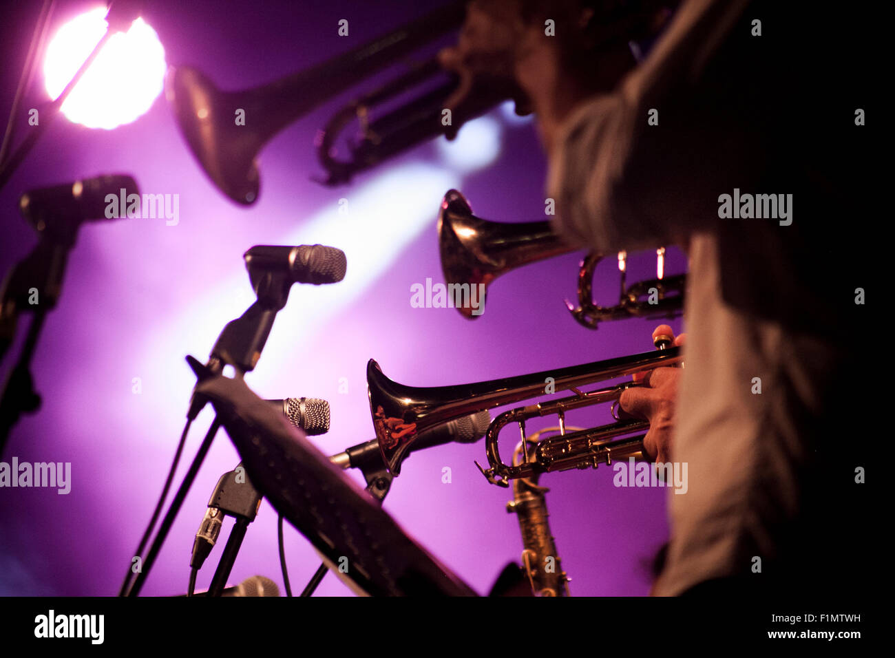 Le pianiste cubain Chucho Valdés et son groupe Irakere 40 en concert au Festival du Dromos, Sardaigne. Le 7 août 2015. Banque D'Images