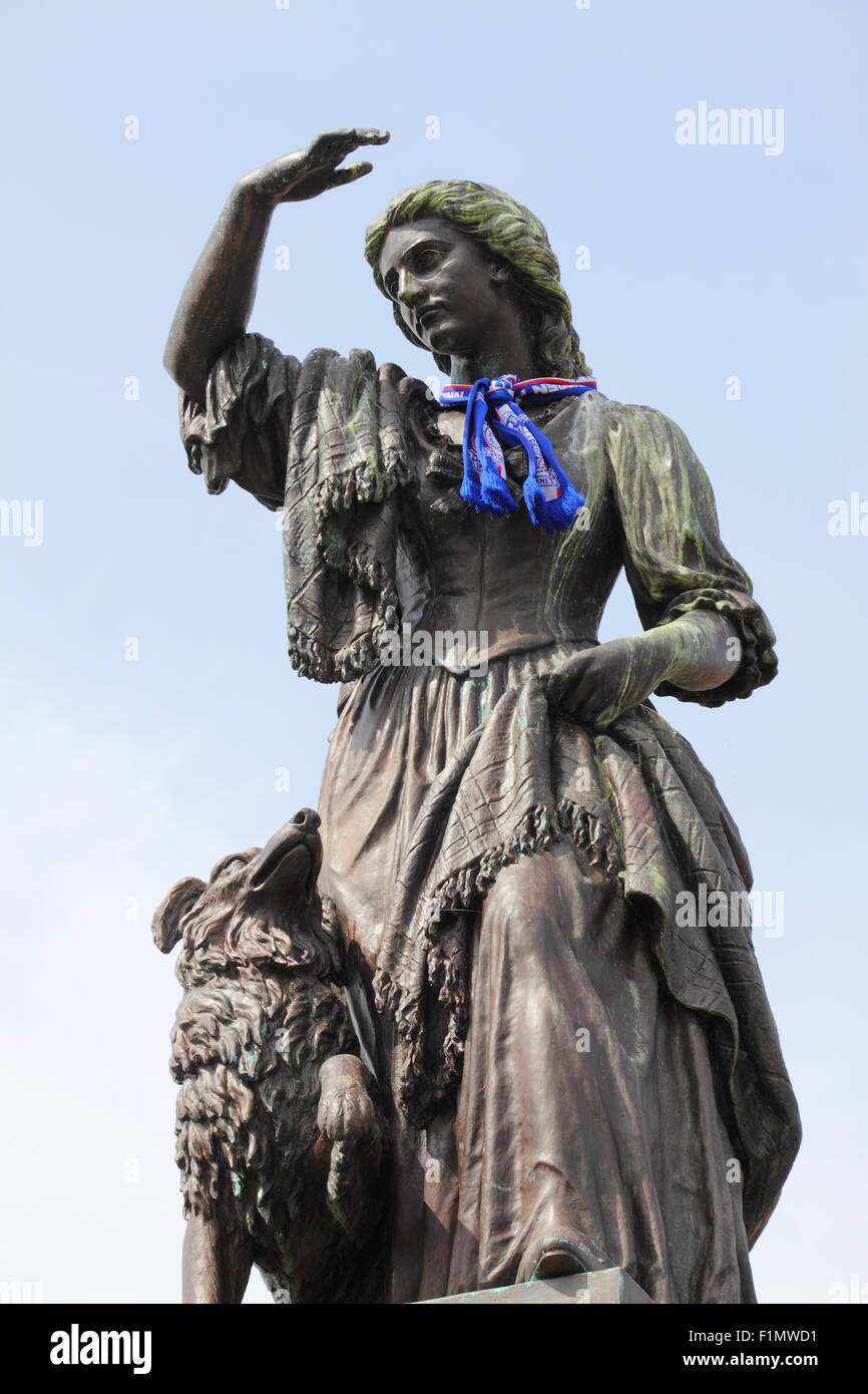 Statue de Flora MacDonald à Inverness, Inverness Caledonian Thistle avec une écharpe du Club de Football Banque D'Images