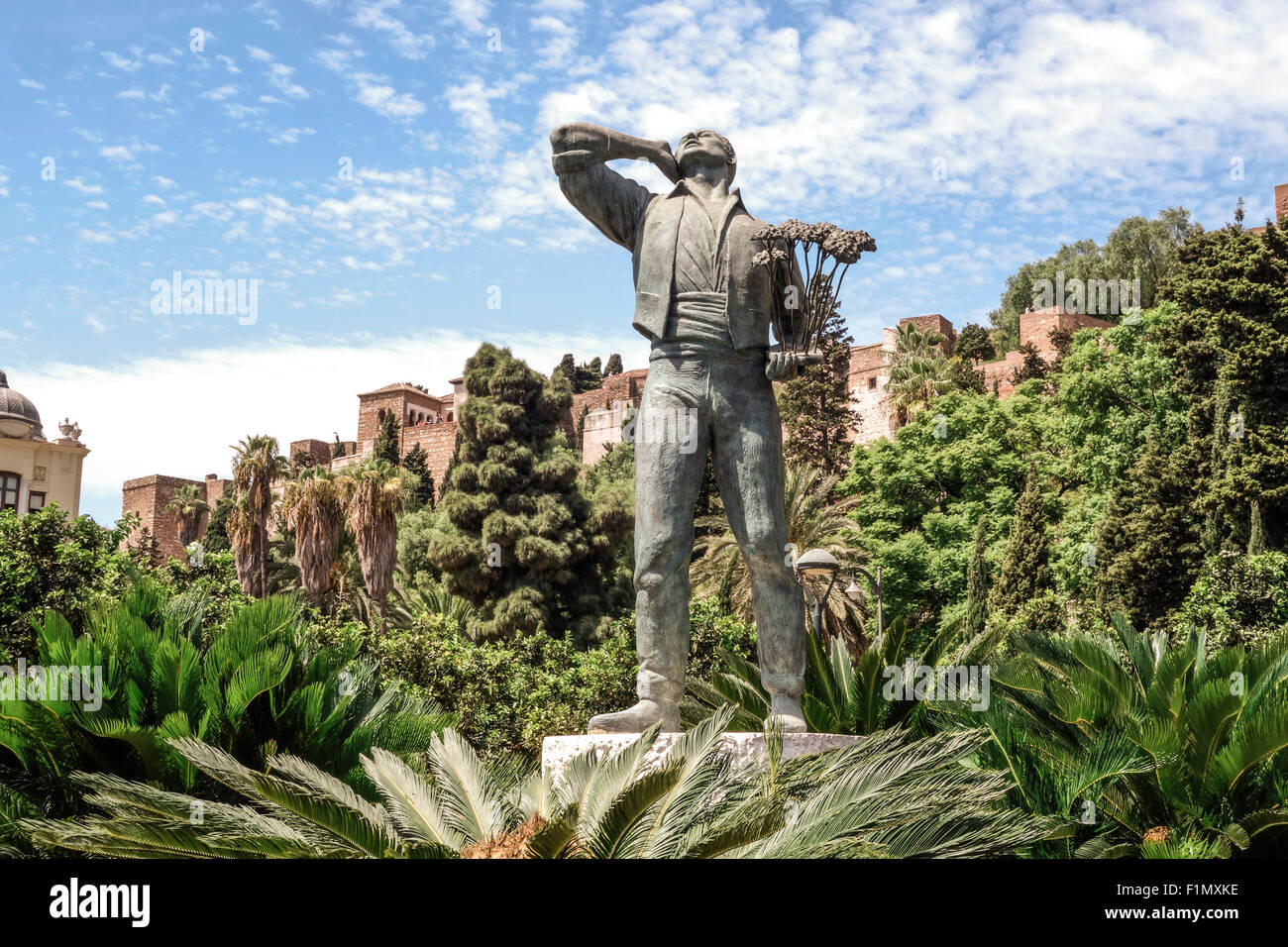 El Biznaguero statue, vendeur de jasmin dans le Paseo del Parque. avec l'Alcazaba en arrière-plan. Malaga, Andalousie, espagne. Banque D'Images