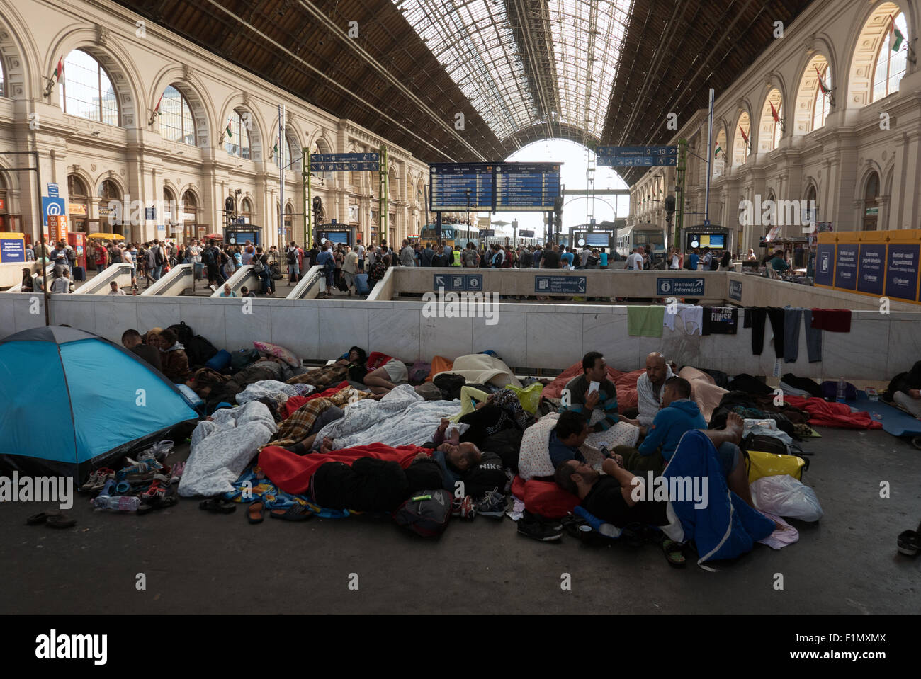 Budapest, Hongrie.Les réfugiés d'attente à la Gare de l'est à Budapest pour quitter le pays et aller vers l'Europe de l'Ouest. Banque D'Images