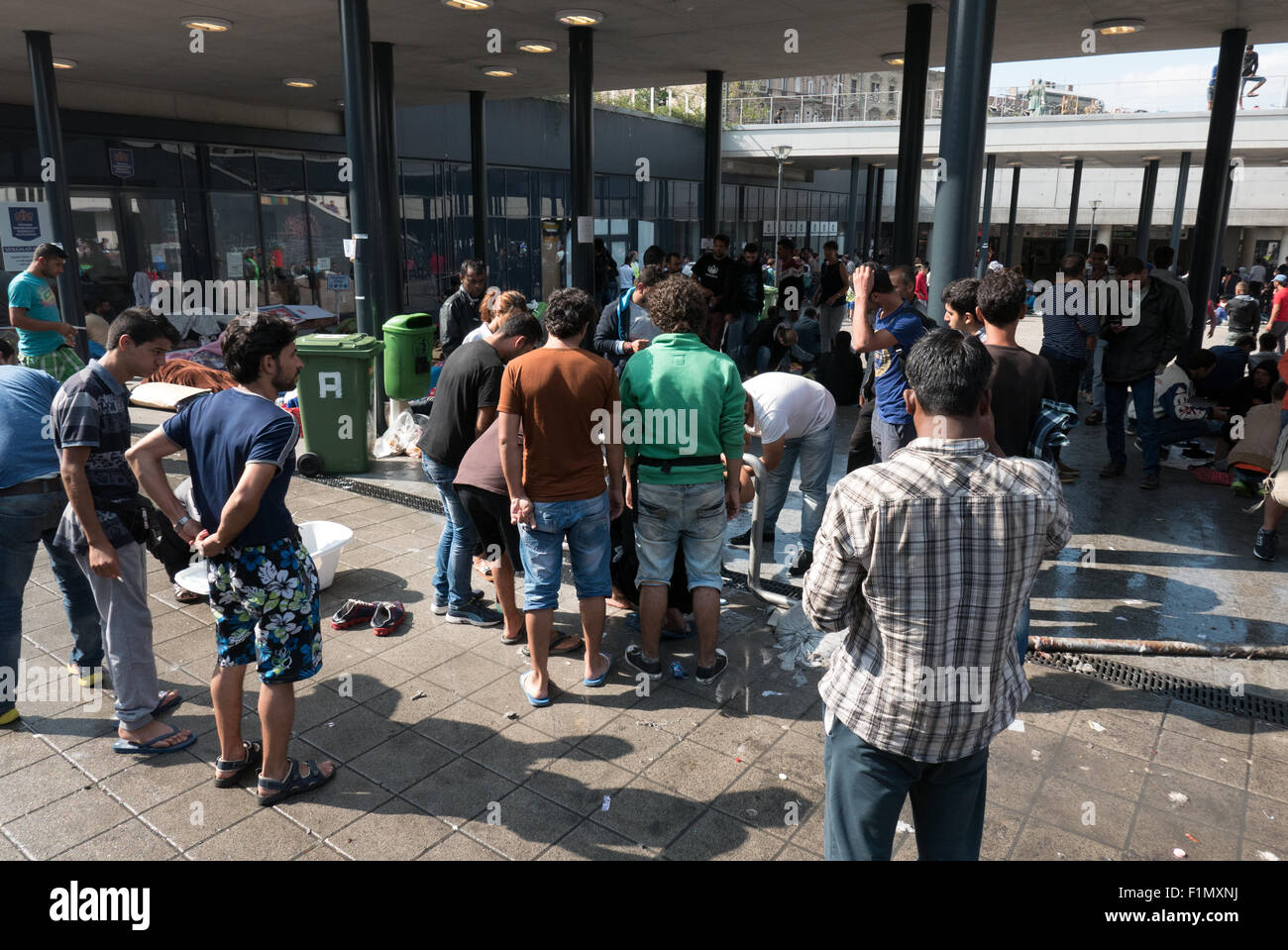 Budapest, Hongrie.Les réfugiés d'attente à la Gare de l'est à Budapest pour quitter le pays et aller vers l'Europe de l'Ouest. Banque D'Images