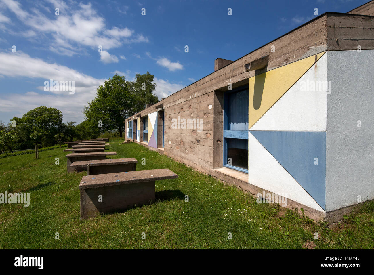Abri du pèlerin, Ronchamp conçu par l'architecte français-suisse le Corbusier, France. Banque D'Images