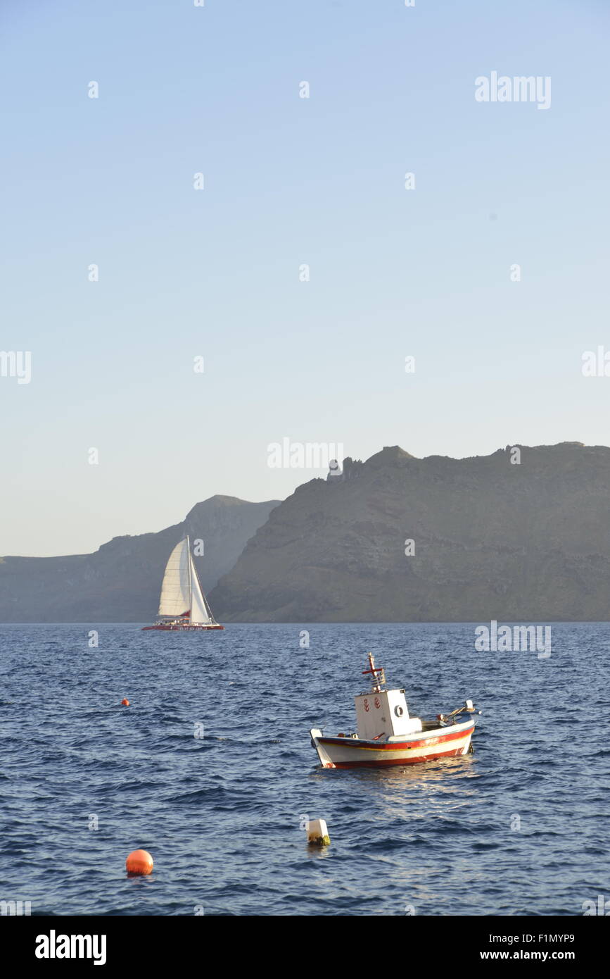 Bateau de pêcheur grec en mer Banque D'Images