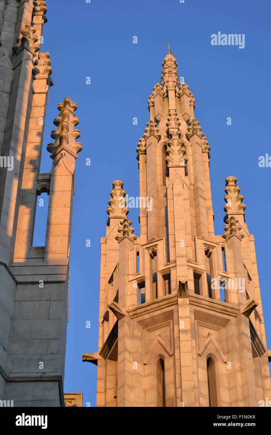 Les tours de Marischal college, Aberdee, dans la lumière du soleil Banque D'Images