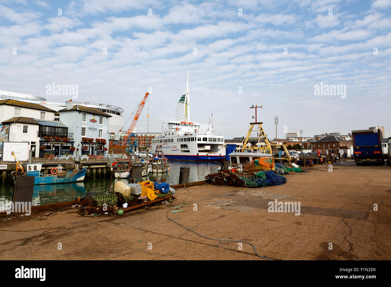 Les quais de carrossage en vieux Portsmouth. L'équipement de pêche sur la jetée en premier plan avec des bateaux et ferry derrière Banque D'Images