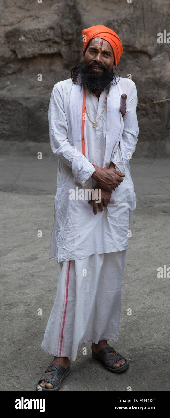 Sage indien en turban blanc et dhoti Kailash au culte, les grottes d'Ellora, Inde Banque D'Images