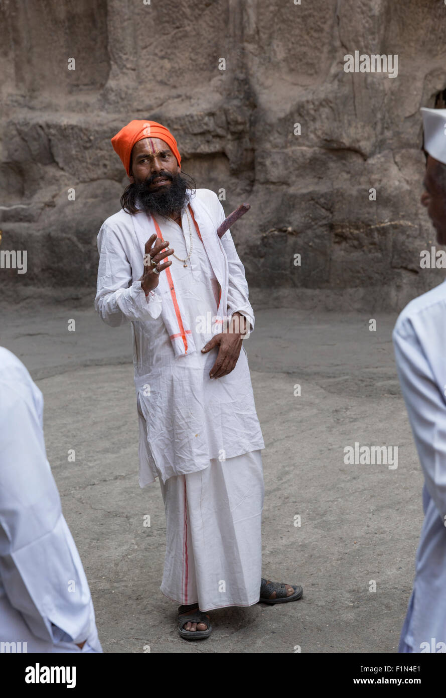 Sage indien en turban blanc et dhoti Kailash au culte, les grottes d'Ellora, Inde Banque D'Images
