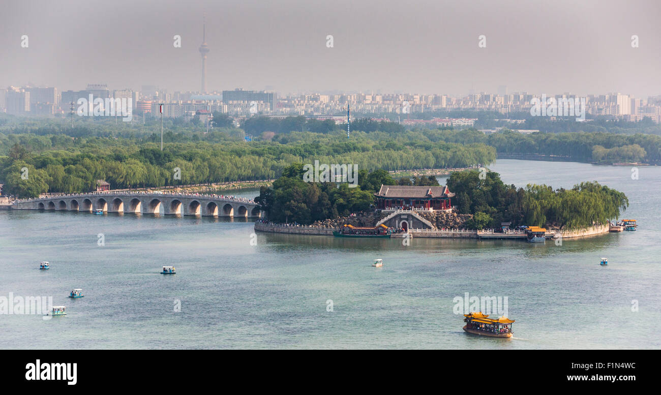Le Lac Nanhu (Sud de l'île) , seventeeen-arch bridge, South Lake, et toits de Beijing, la colline de la longévité au Palais d'été, Pékin Banque D'Images