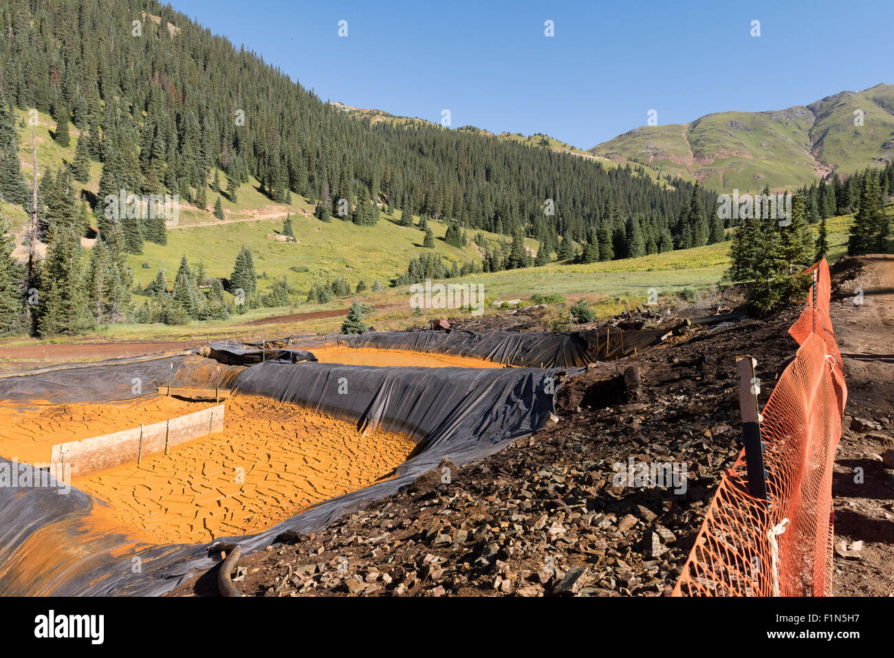 Vieux bassins de sédimentation utilisé pour enlever l'oxyde de fer et autres métaux lourds provenant des mines d'or est fermé à la suite d'un déversement massif résultant des déchets toxiques sont déversés dans la rivière Animas, 14 août 2015 à Silverton, Colorado. Banque D'Images