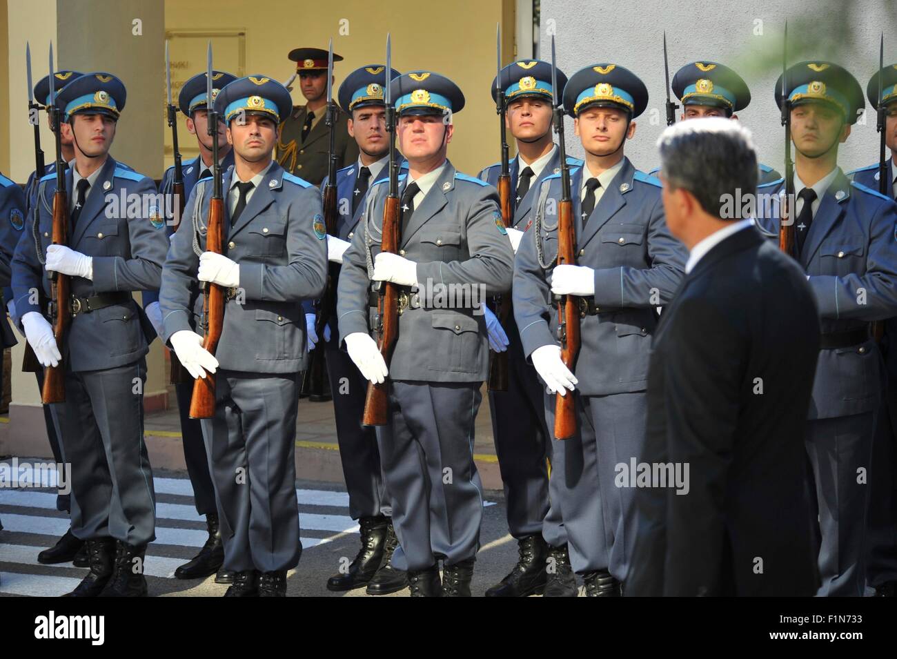 Les membres des Forces armées bulgares le présente les armes au Président Rosen Plevneliev de Bulgarie au cours de la cérémonie d'inauguration de l'intégration de la Force de l'OTAN le 1 septembre, 2015 à Sofia, Bulgarie. Banque D'Images