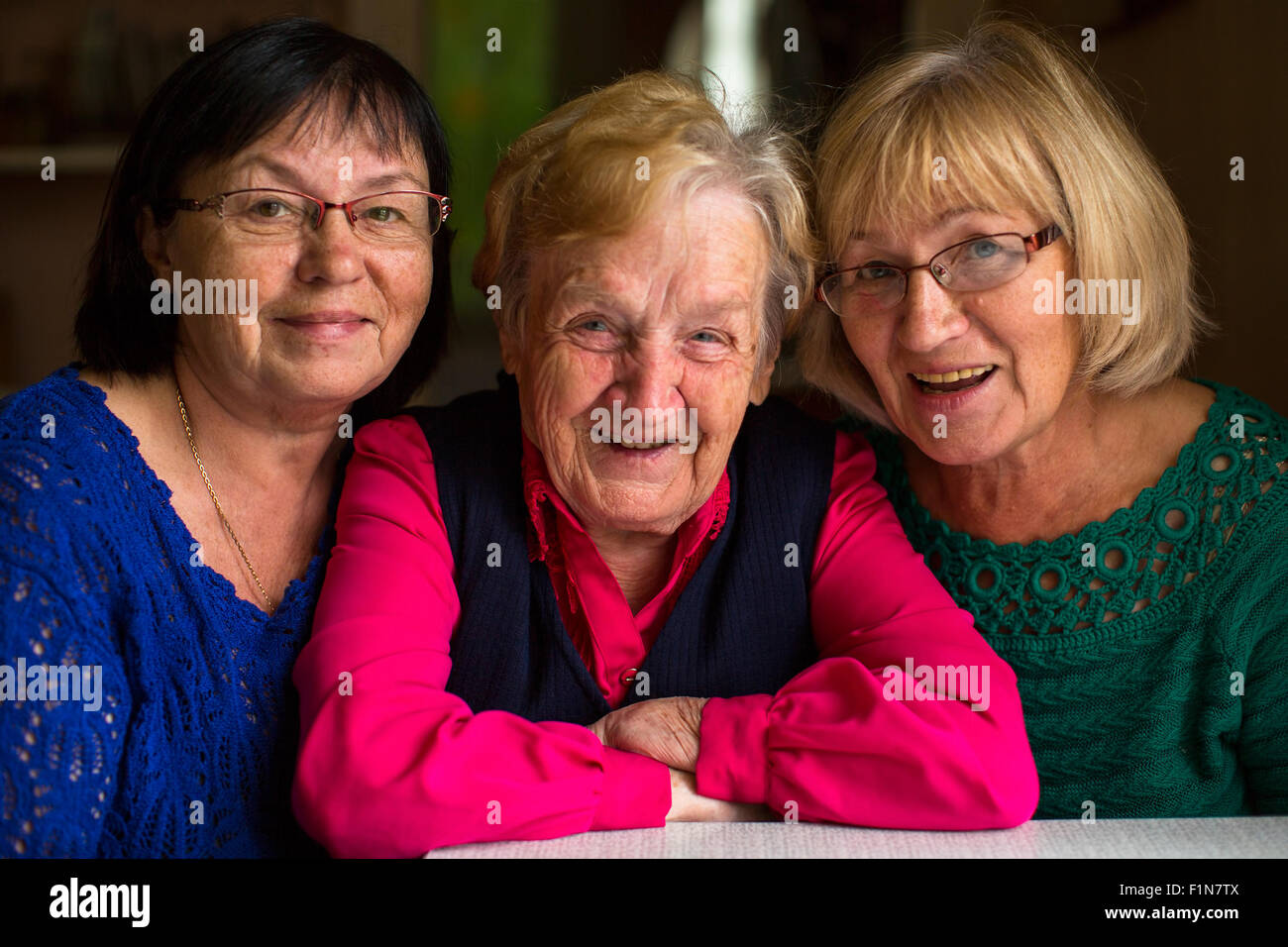 Portrait d'une vieille femme avec deux filles adultes. Banque D'Images